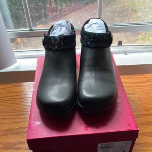 NIB Alegria Sitka boots.